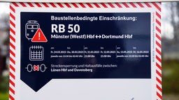 Hinweisschild "Baustellenbedingte Einschränkung: RB 50 zwischen Münster (Westf) Hbf und Dortmund Hbf"