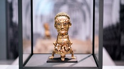 Eine goldene Kopf-Skulptur