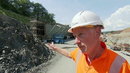 Der Baustellenchef Michael Neumann auf der Baustelle