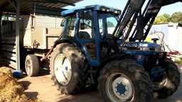 Ein blauer Traktor mit Anhänger