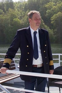 Der Kapitän der MS Westfalen steht auf dem Schiff