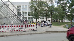 Menschen sitzen an einem Park