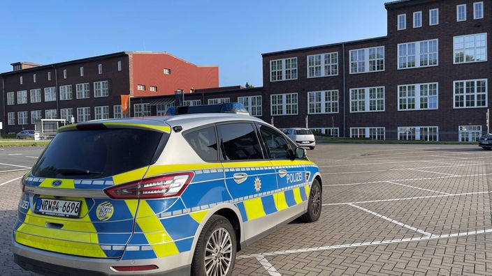 Ein Polizeiauto parkt vor der Polizeihochschule in Bielefeld