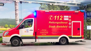 Rettungswagen in der Wettersimulations-Halle