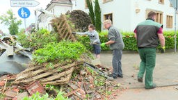 Aufräumarbeiten nach dem Tornado in Paderborn