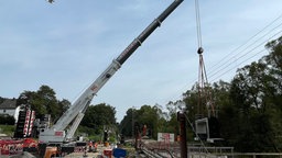 Der Blick über die ganze Baustelle der neuen Bahnbrücke