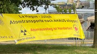 Ein Schild mit der Aufschrift "La Hague - Jülich Atomtransporte nach Ahaus stoppen"
