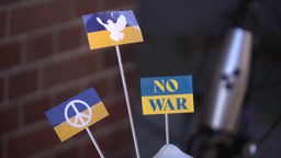 Friedenssymbole auf drei Ukraineflaggen