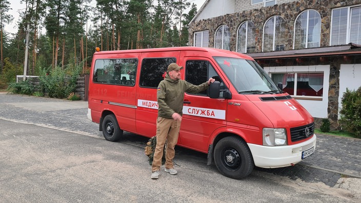 Ein LKW vor einem Gebäude 