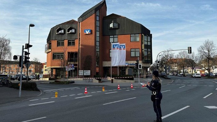 Eine Polizistin vor dem Volksbank-Gebäude in Dorsten