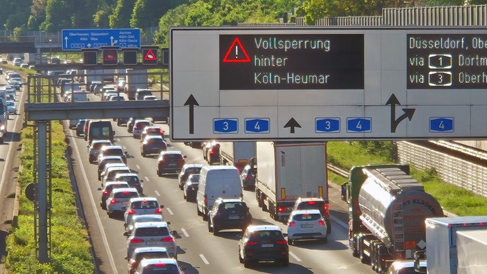 Stau auf einer Autobahn auf Grund eines Bombenfundes