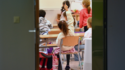 Eine Schulklasse im Klassenzimmer 