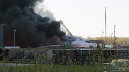 Feuerwehrleute vor dem Brand im Entsorgungsbetrieb in Ochtrup.