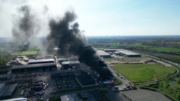 Luftaufnahme des brennenden Recyclingbetriebs in Ochtrup.