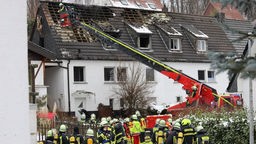 Bei einem Wohnhausbrand in Hemer sind drei Menschen schwer verletzt worden.