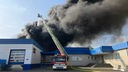 In Herford ist eine Lagerhalle in Brand geraten. Die Feuerwehr ist mit 100 Einsatzkräften vor Ort. 