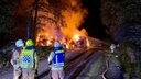 Brennende Strohballen in Wiehl werden von der Feuerwehr gelöscht