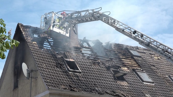 Feuerwehr löscht Wohnhausbrand