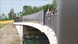 Die neue Brücke in der Bahnhofstraße mit Besuchern. Vom Geländer aus fotografiert.
