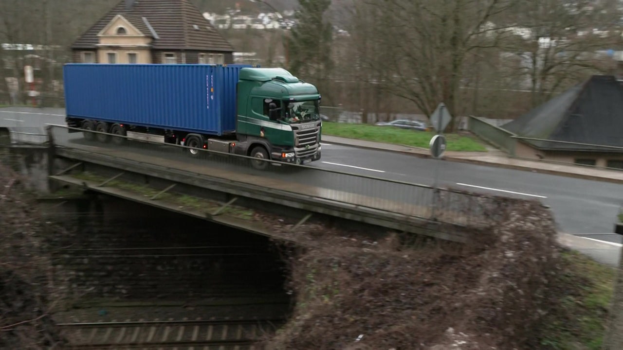 LKW auf Brücke in Altena 