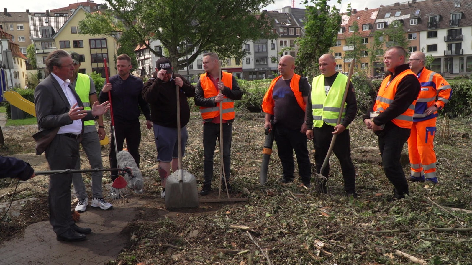 Po tornadzie w Paderborn: Polscy pomocnicy z miast partnerskich sprzątają – Westfalia-Lippe – aktualności