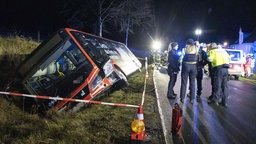 Ein Bus liegt im Straßengraben