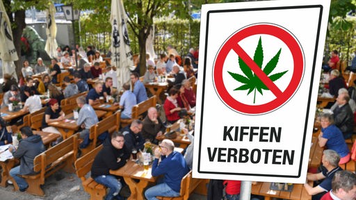 Ein Schild mit der Aufschrift "Kiffen verboten" ein einem Biergarten