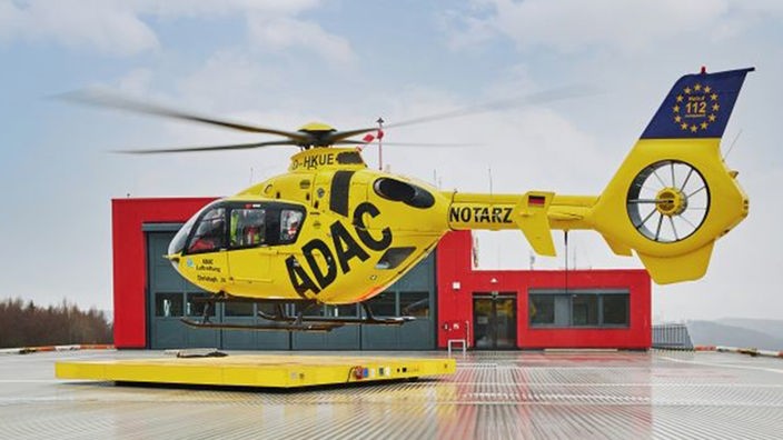 ADAC Rettungshubschrauber startet vom Dach des Diakonie Klinikums Jung-Stilling
