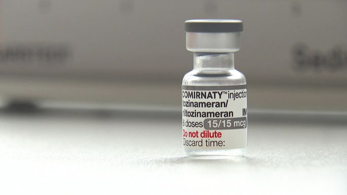 Ein Fläschchen der Corona-Omikron-Impfung. 