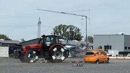 Ein Traktor und ein Pkw bei einem Crashtest