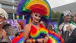 Drag-Queen im Regenbogen-Outfit