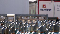 Gasflaschen und das Logo der Westfalen AG.