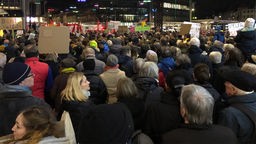 Viele Menschen mit Plakaten demonstrieren in Bielefeld