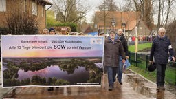 Demonstrationszug in Vreden mit einem Banner zum Grundwasserschutz