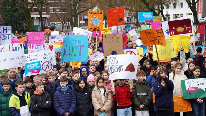 Schüler demonstrieren am Tag gegen Rechtsextremismus 