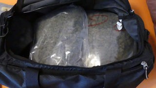 Eine Sporttasche mit zwei Plastikbeuteln Marihuana.