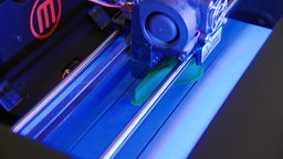 Der 3D-Drucker druckt eine Prothese. 