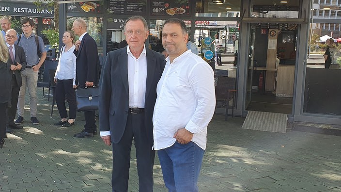 Wirt Hasan Akgüvercin vor dem Lokal mit seinem Anwalt Rainer Klingler.