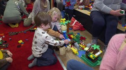 Zwei Kinder spielen mit Duplo-Bausteinen bei einem Event