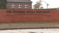 Schriftzug auf einer Mauer: "The Princess Royal Barracks"