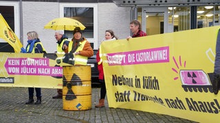 Die Protestierenden mit Plakaten vor dem OVG Münster