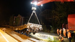 Entgleister Wagon in einem Bahnhof