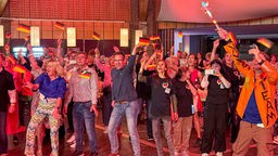 Etwa 250 Menschen feiern den Auftritt von Isaak beim ESC in Malmö. 