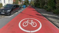 Eine Fahrradstraße mit rotem Fahrbahnbelag.