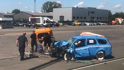 In einem Crashtest wurde simuliert, was passiert, wenn zwei Pkw frontal kollidieren