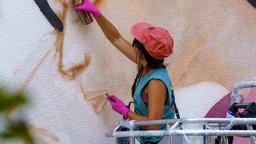 Eine Graffiti-Künstlerin in Paderborn bei der Arbeit