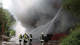 Die Löscharbeiten der Feuerwehr in Medebach-Titmaringhausen