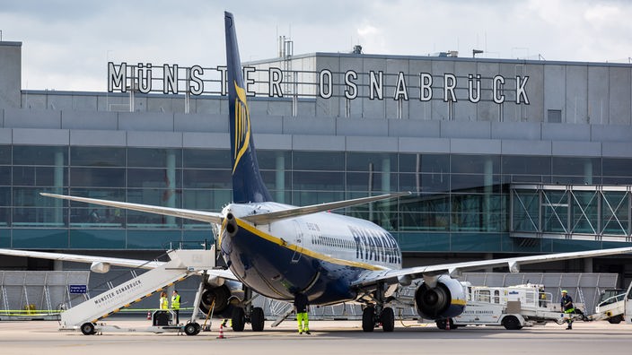 Ein Flugzeug vor dem Flughafen Münster-Osnabrück.