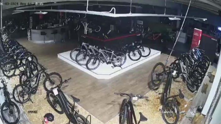 Bei dem Bild handelt sich um eine Videoaufzeichnung eines Fahrradgeschäftes, in der alle Fahrräder zu sehen sind.