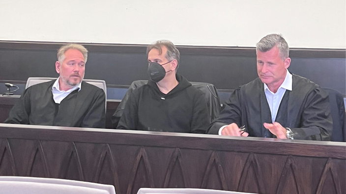 Der verurteilte Mörder Wilfried W. mit seinen Verteidigern Carsten Ernst und Detlev Binder